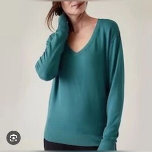 Athleta Sunrise V-Neck Sweatshirt  Green Pullover Thumbholes‎ Medium NWT